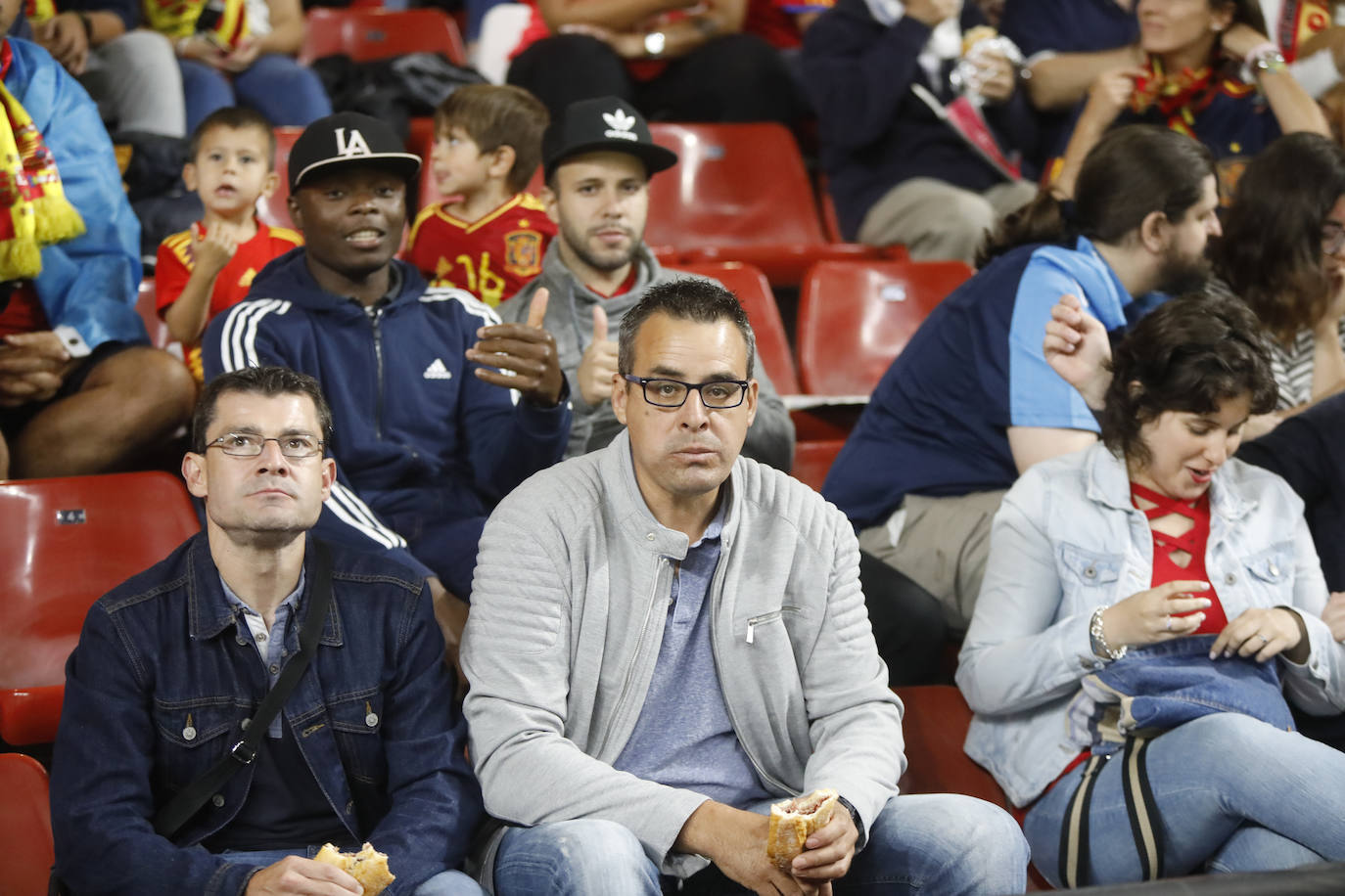 ¿Estuviste este domingo en el partido de la selección española en El Molinón? ¡Búscate en la galería! 