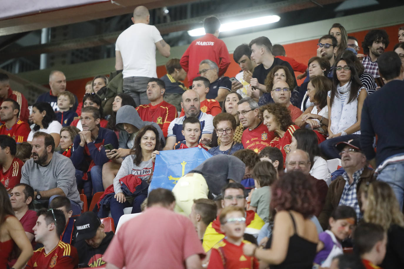 ¿Estuviste este domingo en el partido de la selección española en El Molinón? ¡Búscate en la galería! 