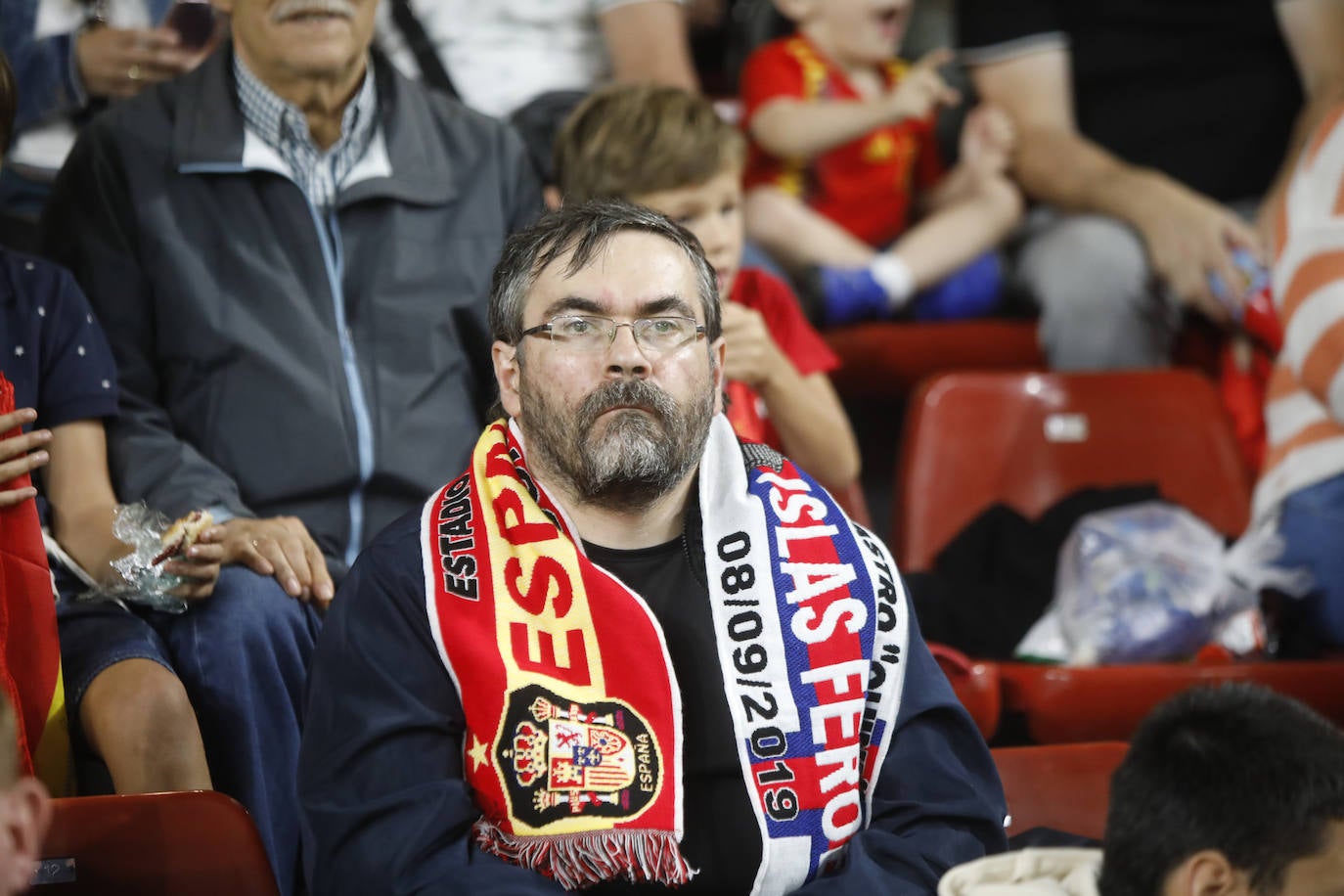 ¿Estuviste este domingo en el partido de la selección española en El Molinón? ¡Búscate en la galería! 