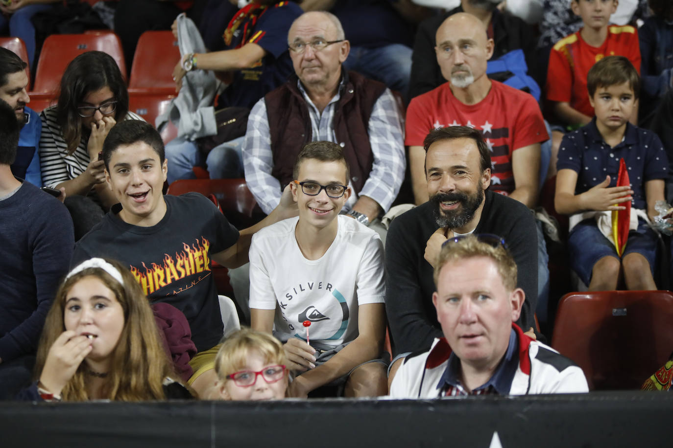 ¿Estuviste este domingo en el partido de la selección española en El Molinón? ¡Búscate en la galería! 