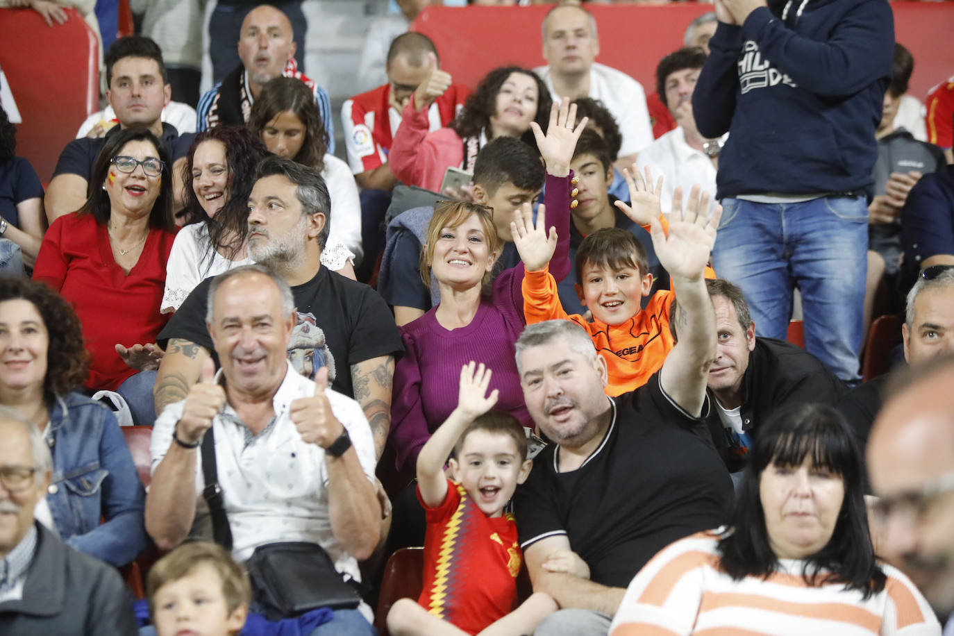 ¿Estuviste este domingo en el partido de la selección española en El Molinón? ¡Búscate en la galería! 