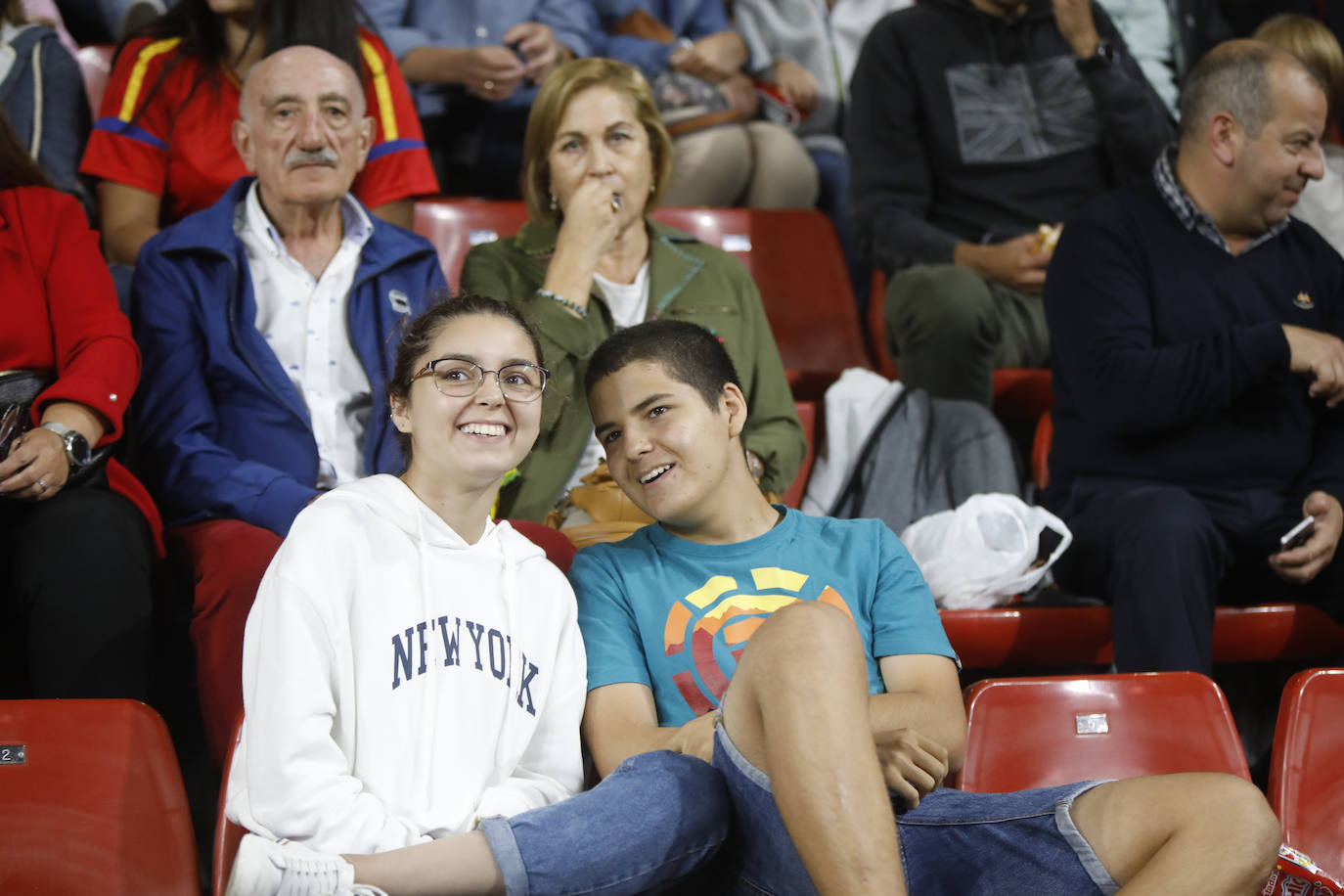 ¿Estuviste este domingo en el partido de la selección española en El Molinón? ¡Búscate en la galería! 