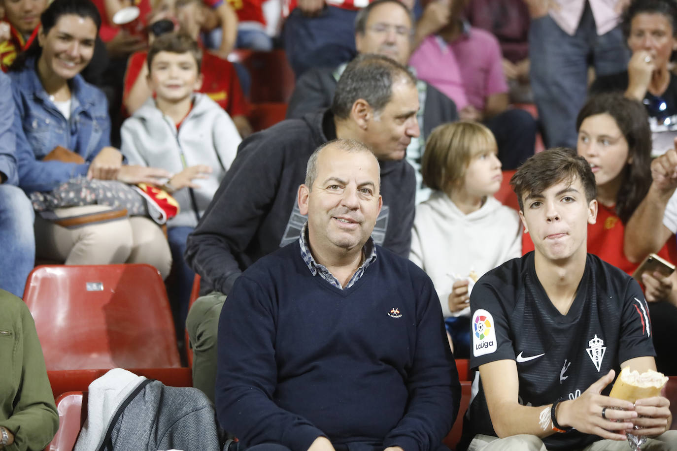 ¿Estuviste este domingo en el partido de la selección española en El Molinón? ¡Búscate en la galería! 