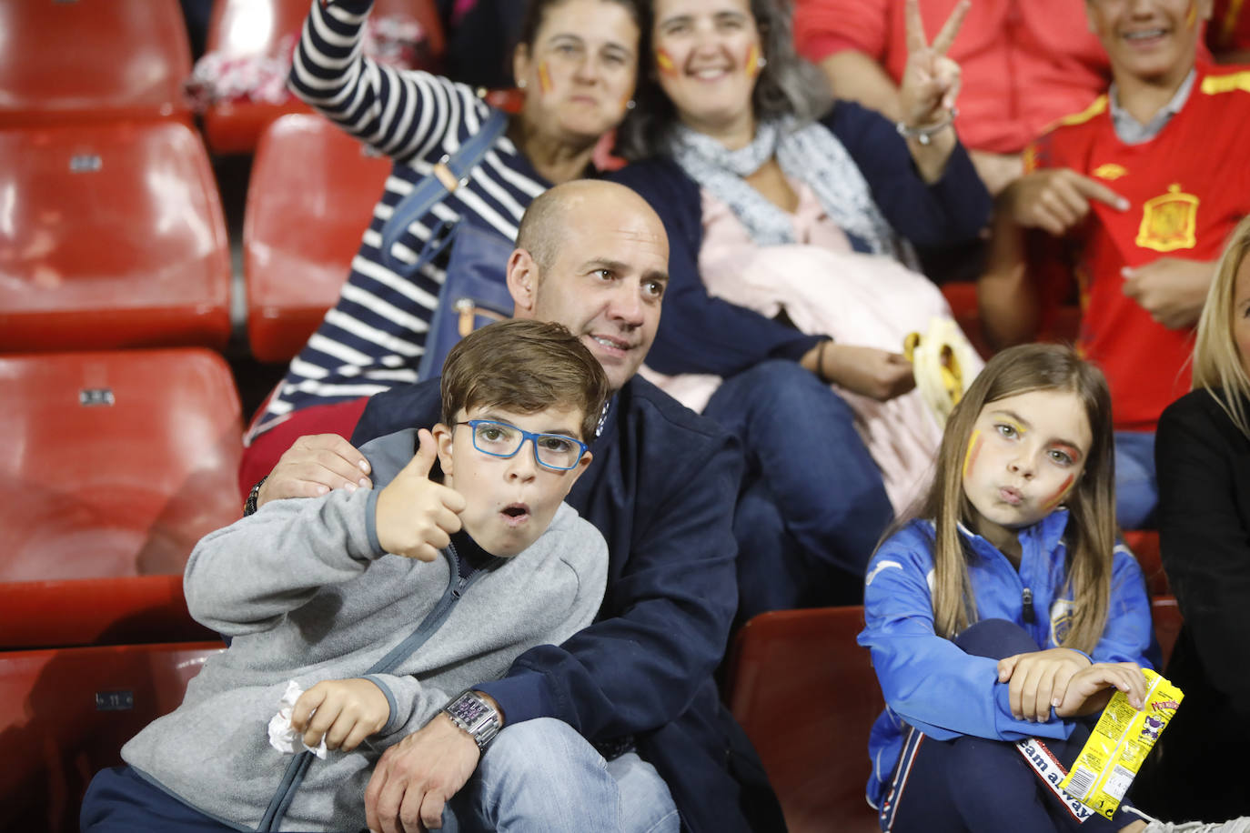¿Estuviste este domingo en el partido de la selección española en El Molinón? ¡Búscate en la galería! 
