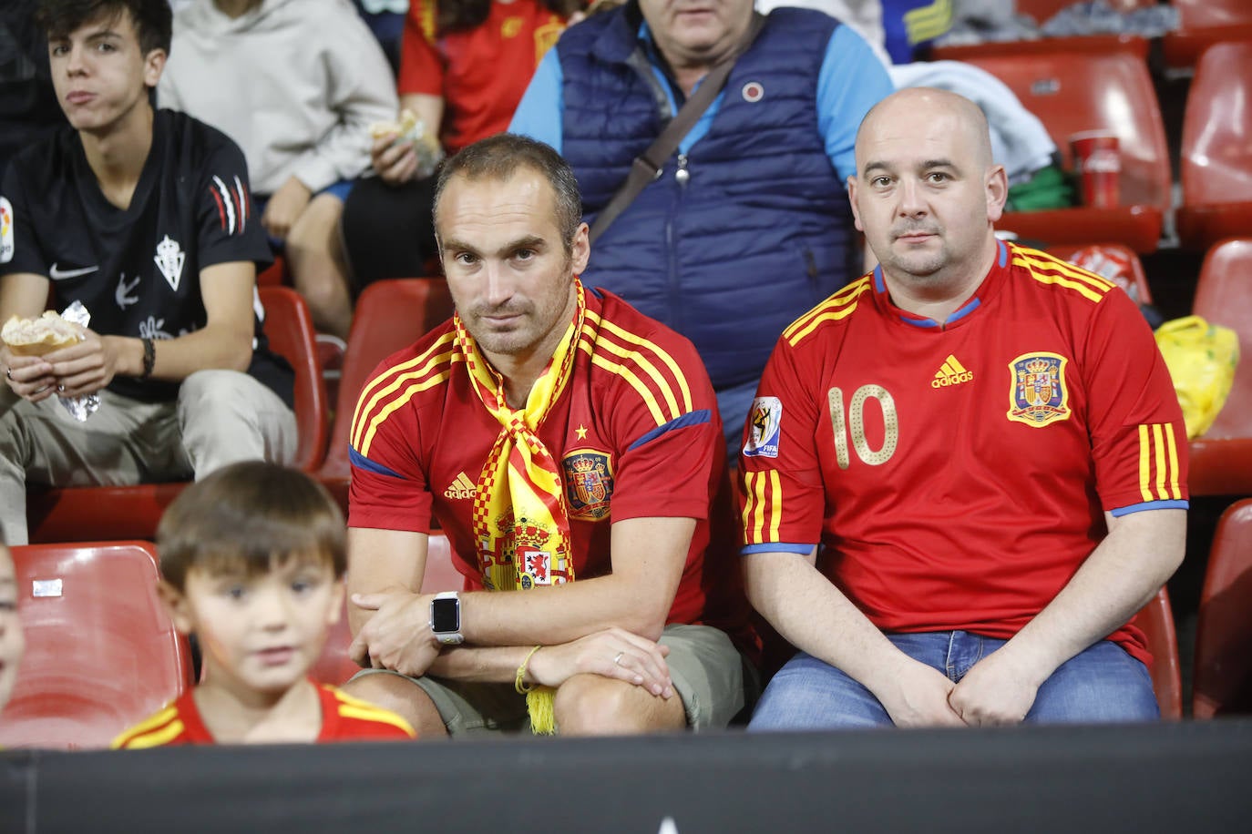 ¿Estuviste este domingo en el partido de la selección española en El Molinón? ¡Búscate en la galería! 