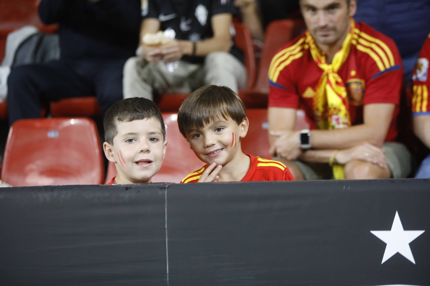 ¿Estuviste este domingo en el partido de la selección española en El Molinón? ¡Búscate en la galería! 