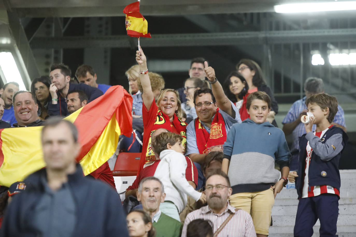 ¿Estuviste este domingo en el partido de la selección española en El Molinón? ¡Búscate en la galería! 
