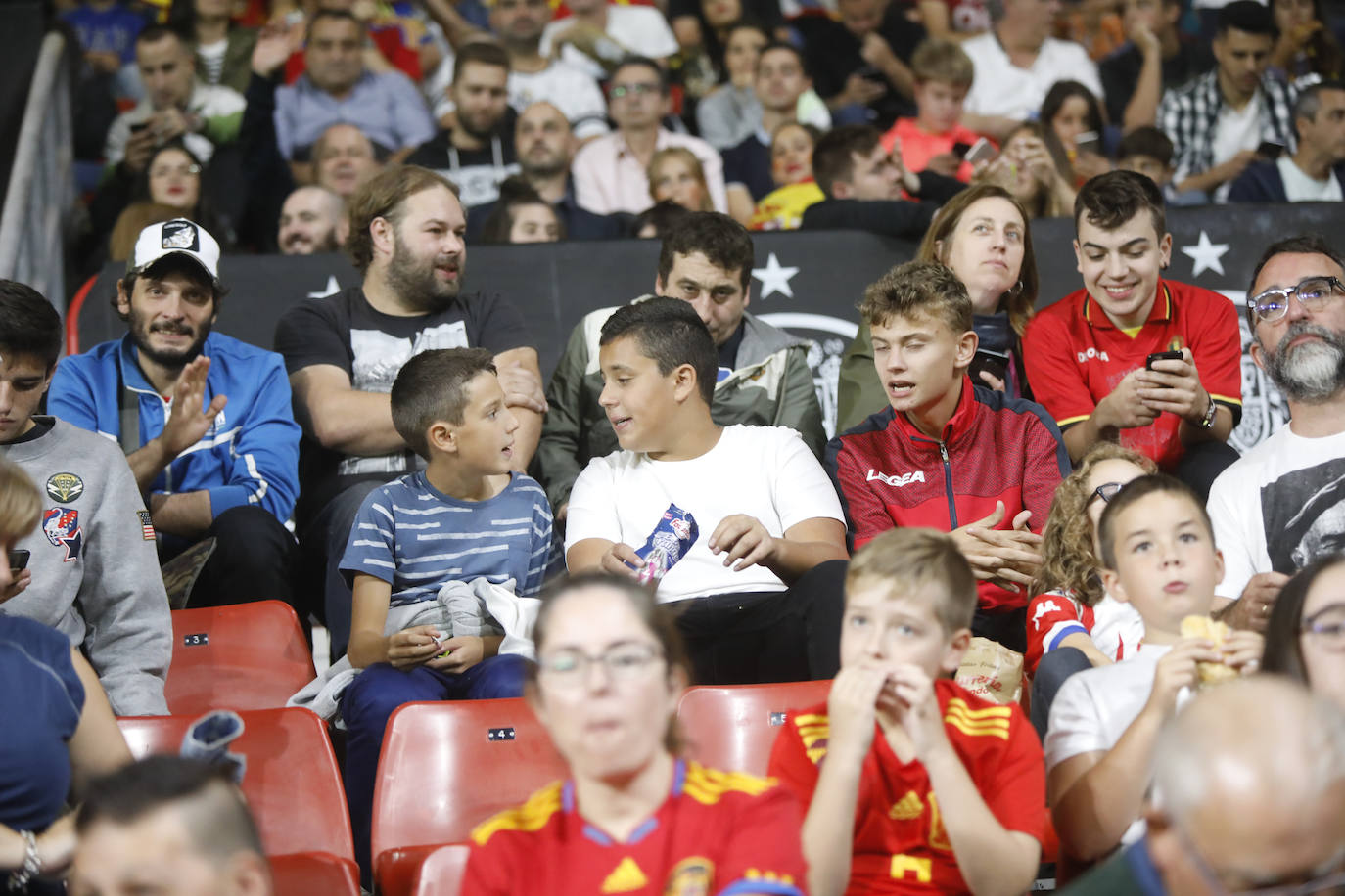 ¿Estuviste este domingo en el partido de la selección española en El Molinón? ¡Búscate en la galería! 