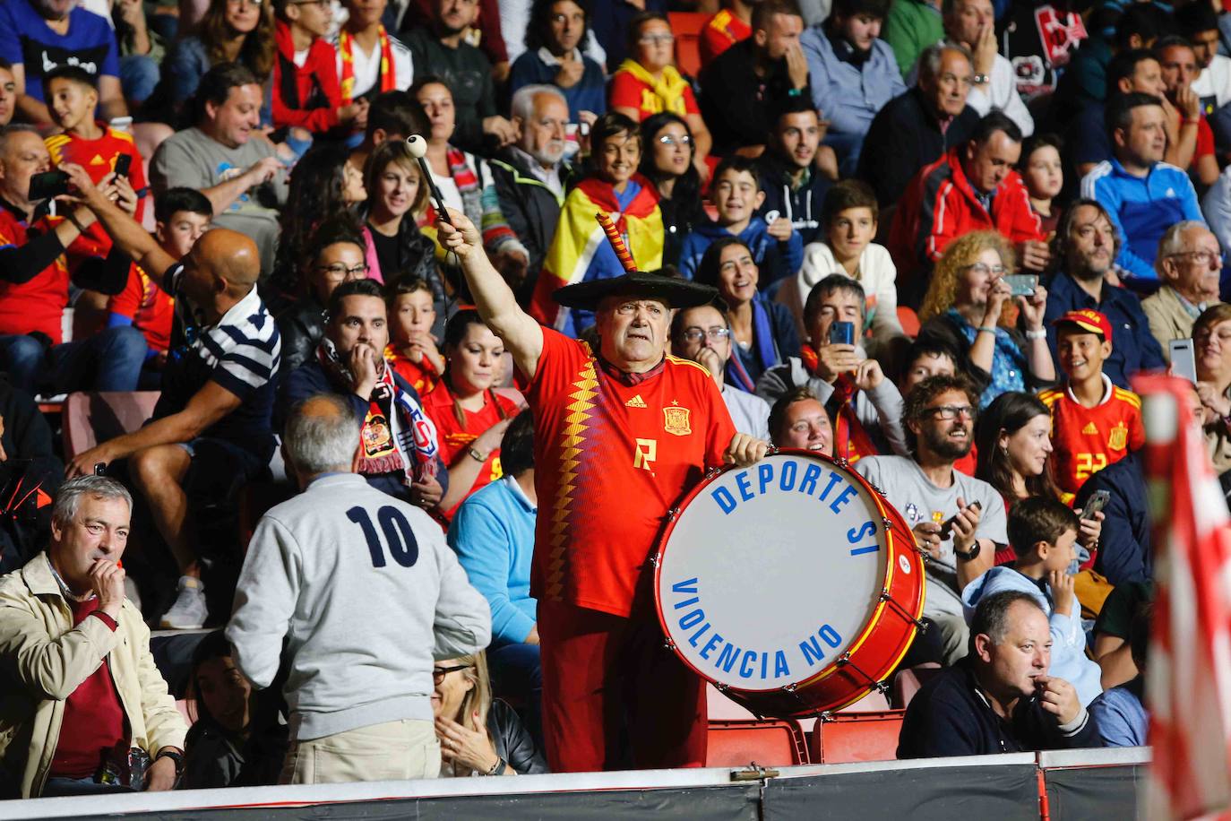 ¿Estuviste este domingo en el partido España-Islas Feroe en El Molinón? 