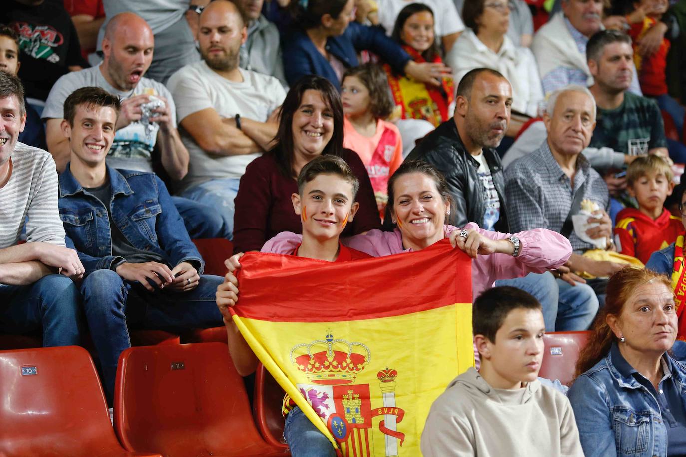¿Estuviste este domingo en el partido España-Islas Feroe en El Molinón? 