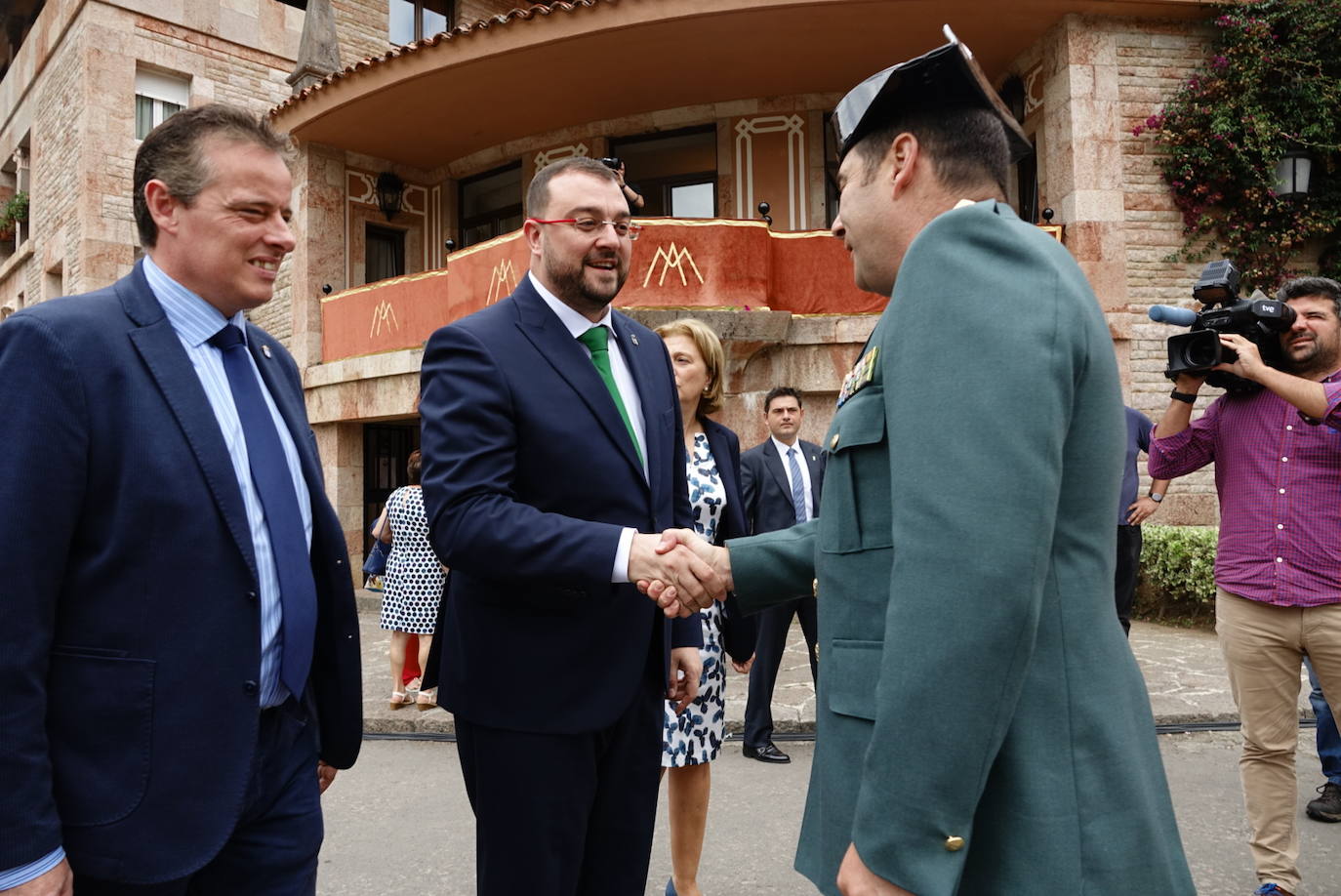 El arzobispo de Oviedo, Jesús Sanz Montes, ha oficiado la Eucaristía en la Basílica de Covadonga con motivo del Día de Asturias, a la que ha asistido el presidente del Principado, Adrián Barbón, el de la Junta General, Marcelino Marcos, y la delegada del Gobierno, Delia Losa, entre otros.