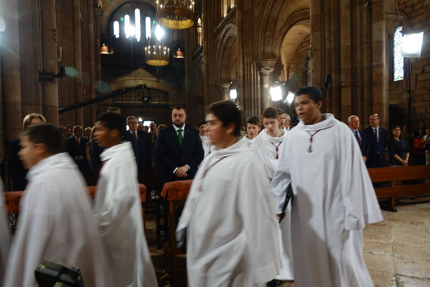 El arzobispo de Oviedo, Jesús Sanz Montes, ha oficiado la Eucaristía en la Basílica de Covadonga con motivo del Día de Asturias, a la que ha asistido el presidente del Principado, Adrián Barbón, el de la Junta General, Marcelino Marcos, y la delegada del Gobierno, Delia Losa, entre otros.