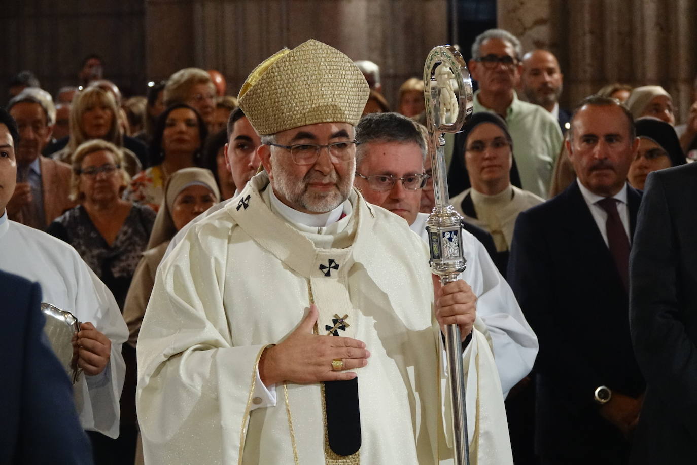 El arzobispo de Oviedo, Jesús Sanz Montes, ha oficiado la Eucaristía en la Basílica de Covadonga con motivo del Día de Asturias, a la que ha asistido el presidente del Principado, Adrián Barbón, el de la Junta General, Marcelino Marcos, y la delegada del Gobierno, Delia Losa, entre otros.