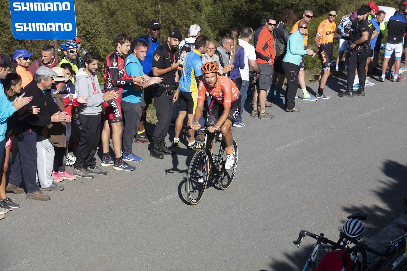 Cientos de aficionados disfrutaron de la llegada de la Vuelta Ciclista a Cangas del Narcea. En el Acebo, cientos de banderas de Asturias dieron colorido azul y amarillo a los últimos metros del recorrido.