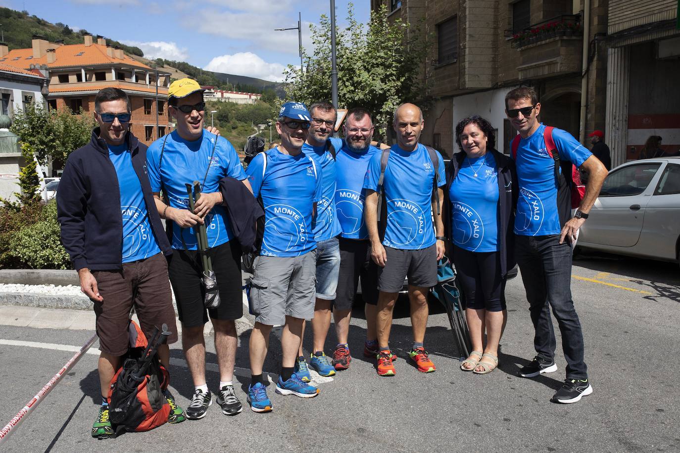 Cientos de aficionados disfrutaron de la llegada de la Vuelta Ciclista a Cangas del Narcea. En el Acebo, cientos de banderas de Asturias dieron colorido azul y amarillo a los últimos metros del recorrido.