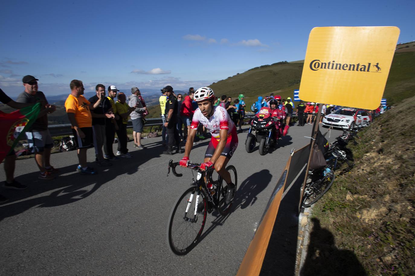 Cientos de aficionados disfrutaron de la llegada de la Vuelta Ciclista a Cangas del Narcea. En el Acebo, cientos de banderas de Asturias dieron colorido azul y amarillo a los últimos metros del recorrido.