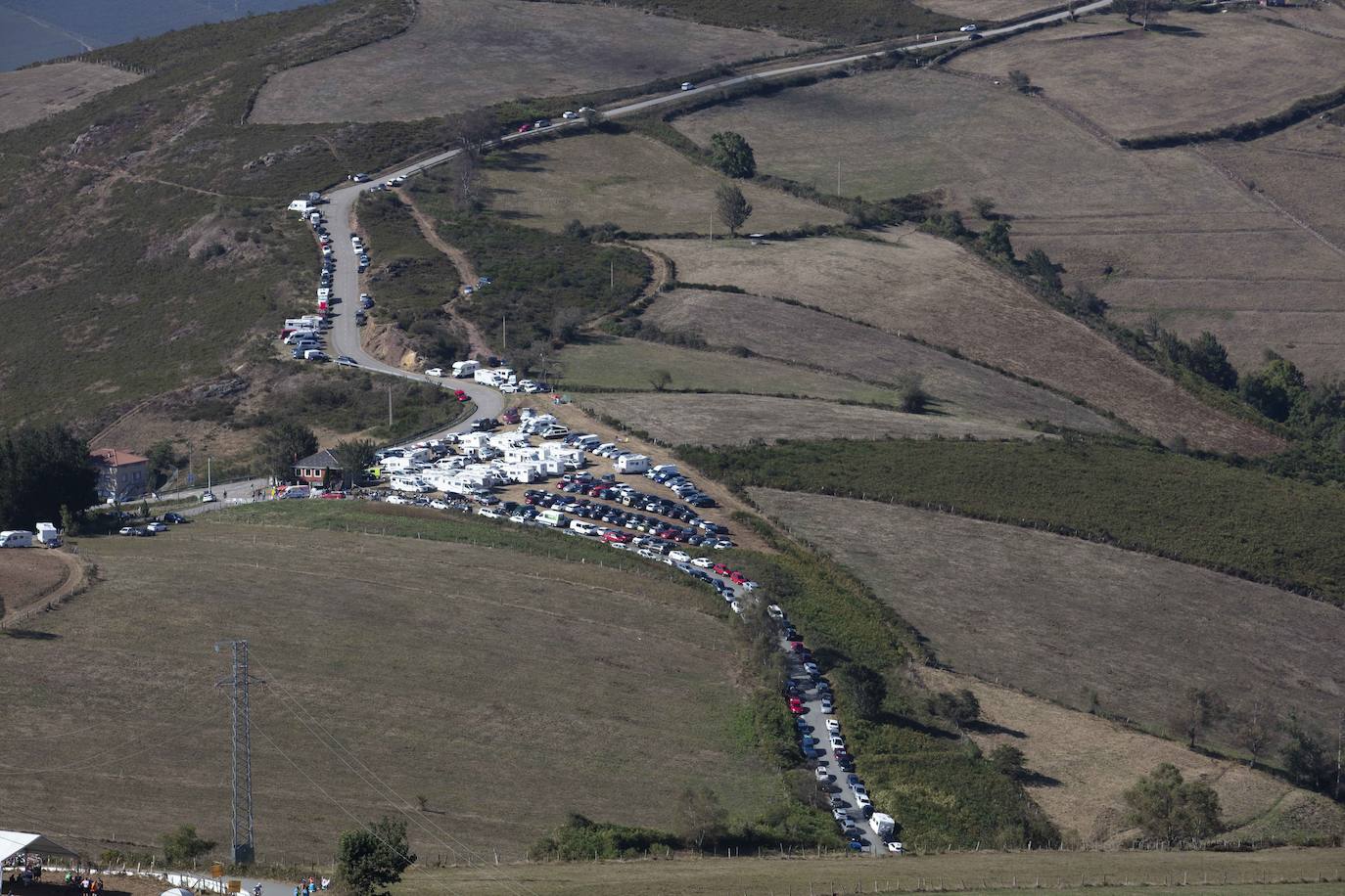 Cientos de aficionados disfrutaron de la llegada de la Vuelta Ciclista a Cangas del Narcea. En el Acebo, cientos de banderas de Asturias dieron colorido azul y amarillo a los últimos metros del recorrido.