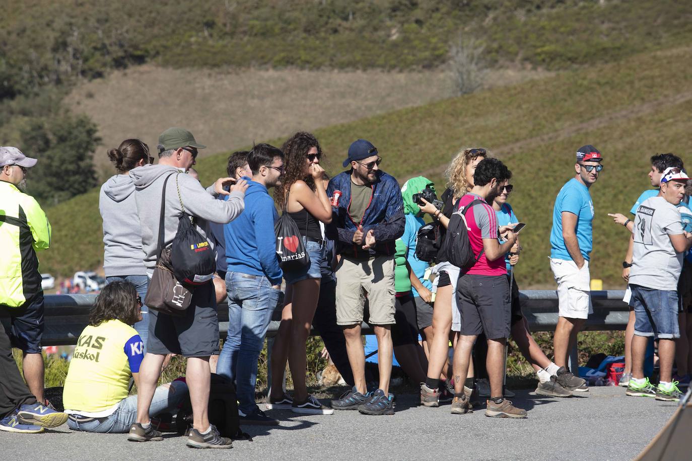 Cientos de aficionados disfrutaron de la llegada de la Vuelta Ciclista a Cangas del Narcea. En el Acebo, cientos de banderas de Asturias dieron colorido azul y amarillo a los últimos metros del recorrido.