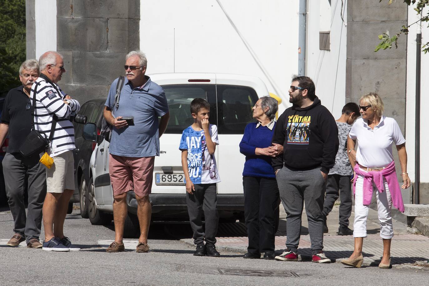 Cientos de aficionados disfrutaron de la llegada de la Vuelta Ciclista a Cangas del Narcea. En el Acebo, cientos de banderas de Asturias dieron colorido azul y amarillo a los últimos metros del recorrido.
