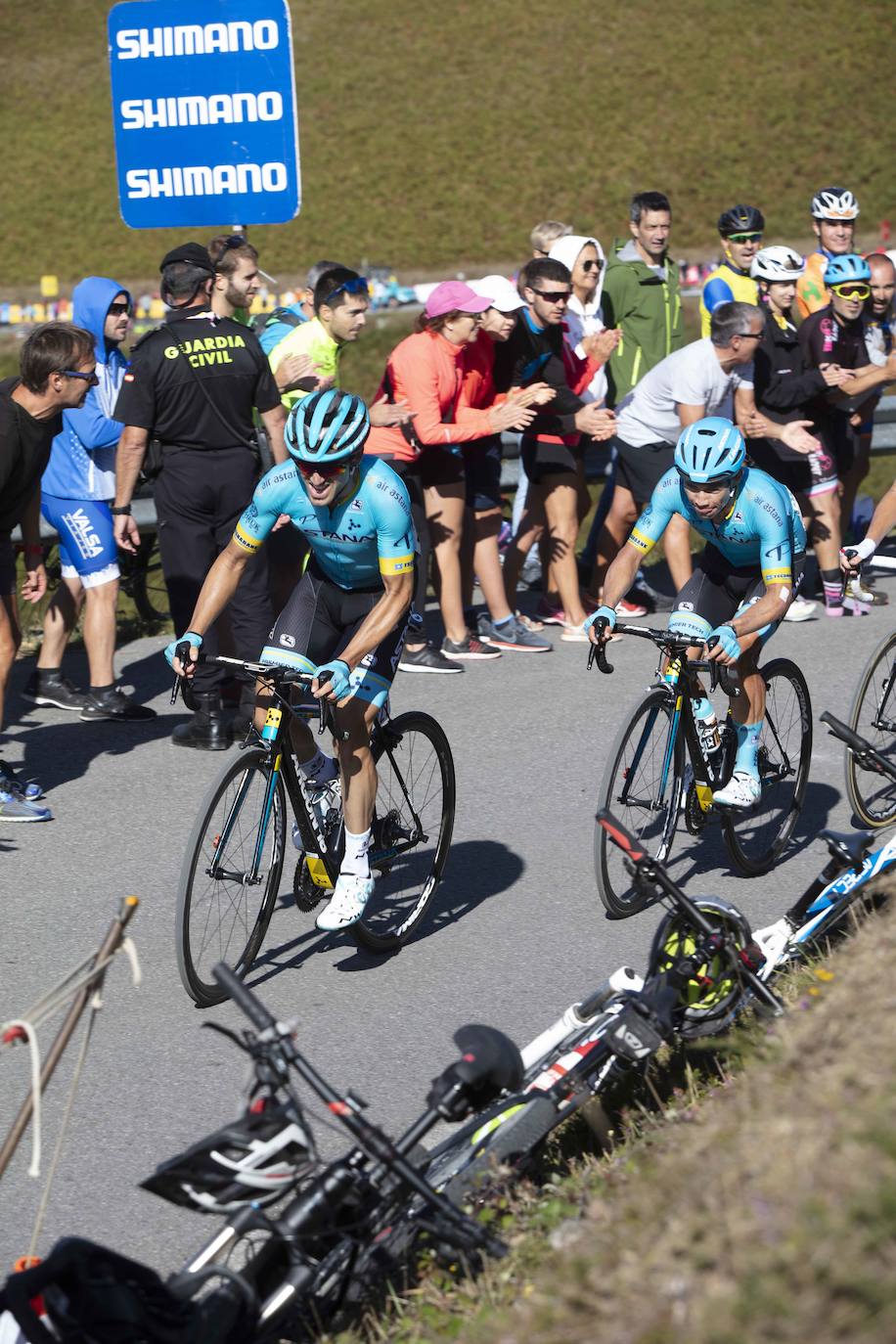 Cientos de aficionados disfrutaron de la llegada de la Vuelta Ciclista a Cangas del Narcea. En el Acebo, cientos de banderas de Asturias dieron colorido azul y amarillo a los últimos metros del recorrido.