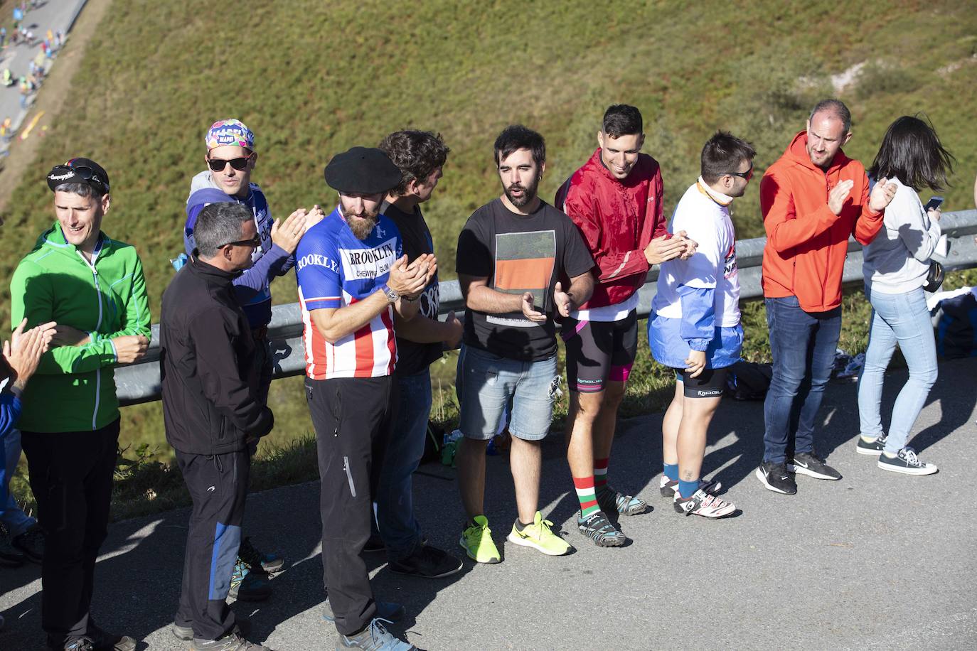 Cientos de aficionados disfrutaron de la llegada de la Vuelta Ciclista a Cangas del Narcea. En el Acebo, cientos de banderas de Asturias dieron colorido azul y amarillo a los últimos metros del recorrido.