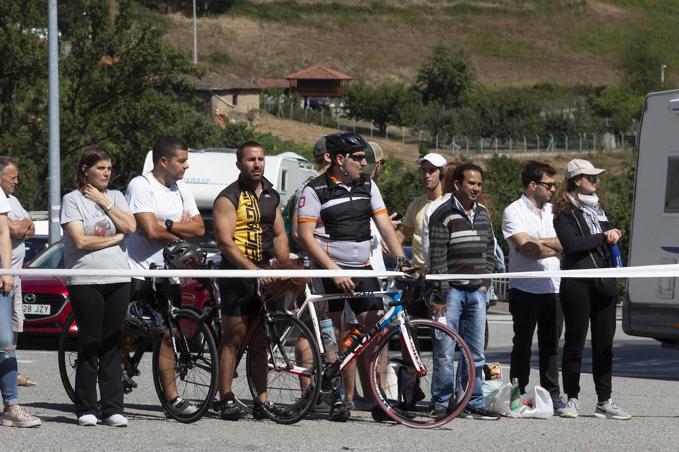 Cientos de aficionados disfrutaron de la llegada de la Vuelta Ciclista a Cangas del Narcea. En el Acebo, cientos de banderas de Asturias dieron colorido azul y amarillo a los últimos metros del recorrido.