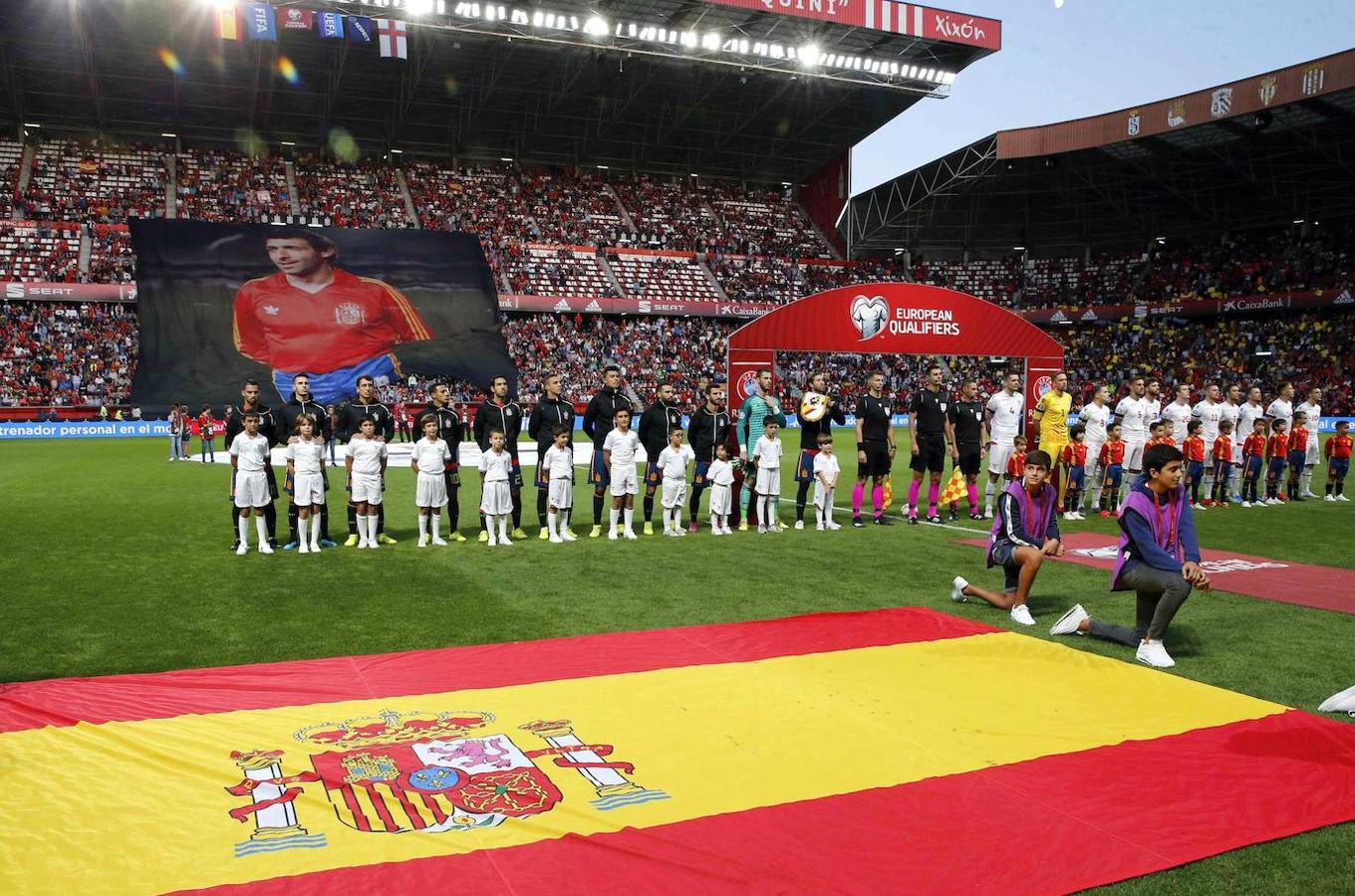 El partido de España ante Islas Feroe, el sexto de la fase de clasificación para la Eurocopa, sirvió además de homenaje a Enrique Castro Quini y se guardó un respetuoso minuto de silencio en recuerdo de Xana, la hija de Luis Enrique, fallecida hace unos días