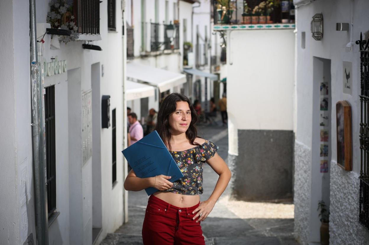 Lorena Álvarez, en el barrio granadino del Albaicín, donde vive, con su 'Colección de canciones sencillas' bajo el brazo. 