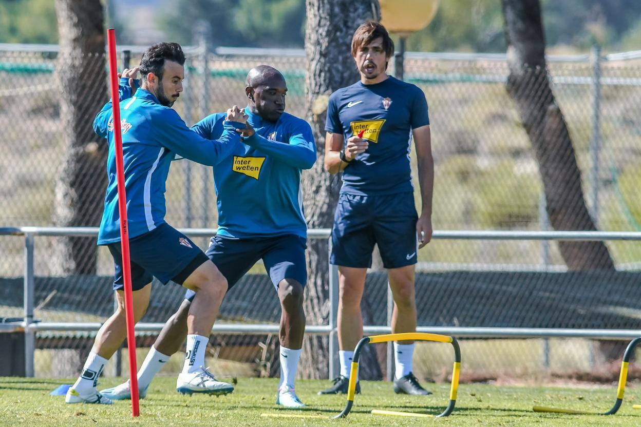El preparador físico Fran Albert, ante Molinero y Babin. 