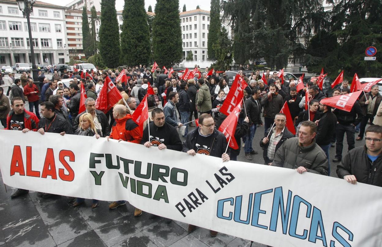 Protesta de los trabajadores de Venturo XXI y Alas Aluminium, en marzo de 2011, en Oviedo. 