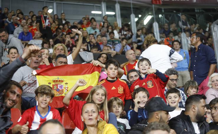 ¿Estuviste este domingo en el partido de la selección española en El Molinón? ¡Búscate en la galería! 