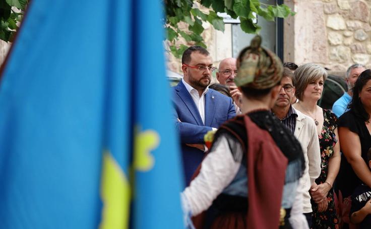 «Hoy es un día para para conmemorar nuestra tradición nuestra cultura en nuestra historia pero sobre todo para realizar nuestro futuro», aseguró el presidente del Principado en Carreña.