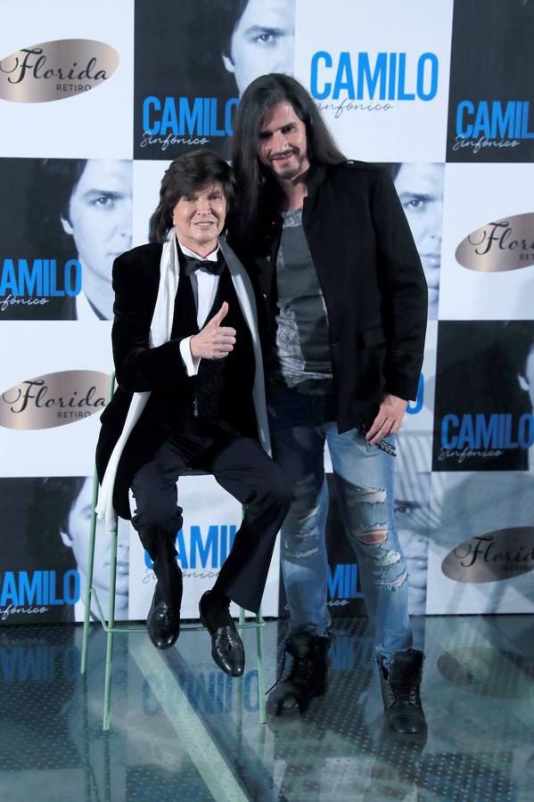 Camilo Sesto acompañado por su hijo Camilo durante la presentación de su último álbum, 'Camilo Sinfónico', en noviembre de 2018. 