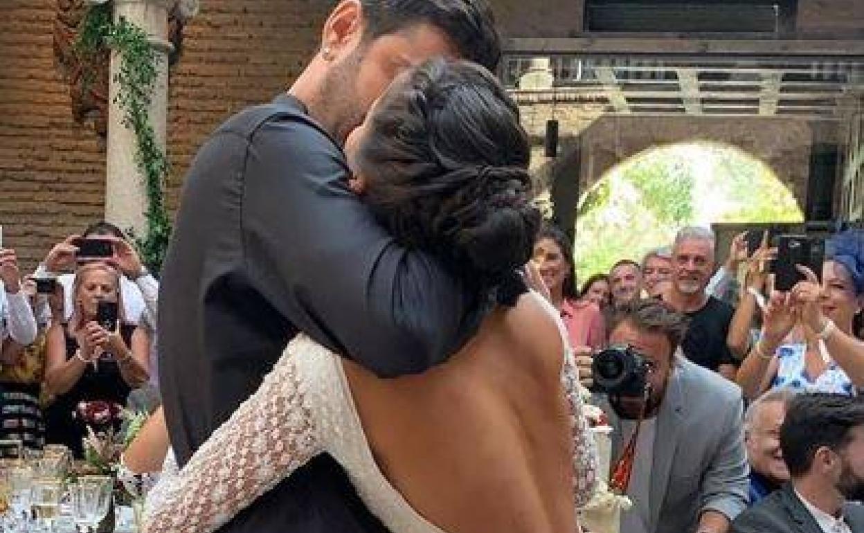 Melendi y Julia se besan ante los invitados de su boda. 