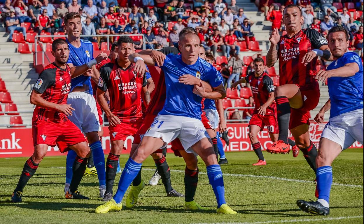 Encuentro entre el Real Oviedo y el Mirandés disputado en Miranda de Ebro. 