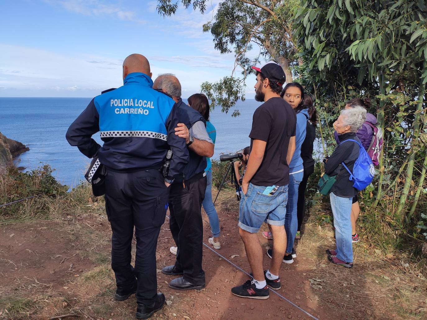 Tres escaladores han conseguido rescatar a 'Xana' en un acantilado de Candás. Se trata de una perra de tan solo ocho meses que llevaba una semana perdida. 