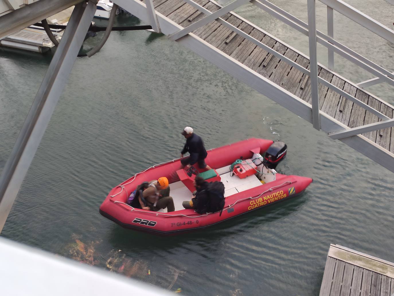 Tres escaladores han conseguido rescatar a 'Xana' en un acantilado de Candás. Se trata de una perra de tan solo ocho meses que llevaba una semana perdida. 