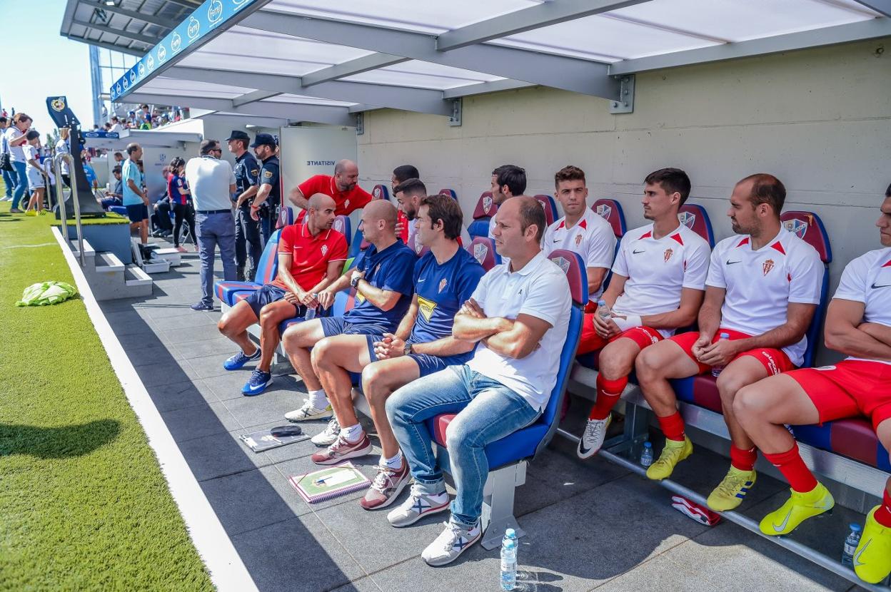 El banquillo del Sporting en El Alcoraz, con el entrenador José Alberto en primer término. 