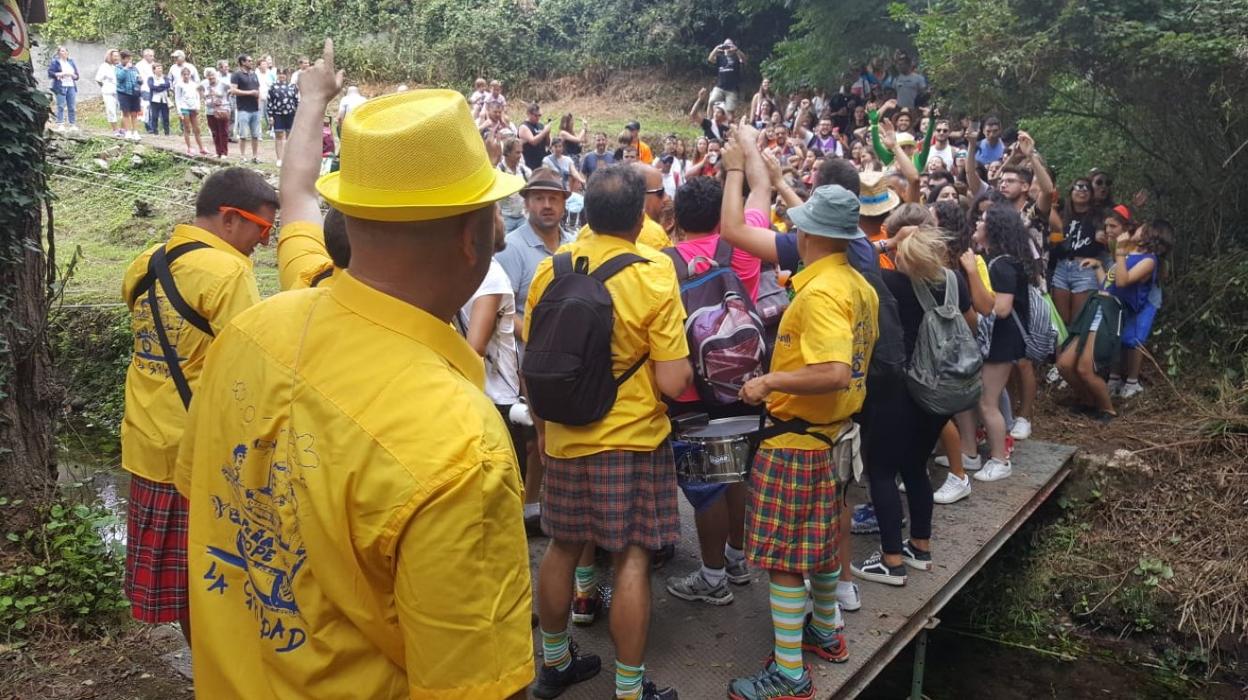 Los romeros entran en la alameda animados por la charanga. 