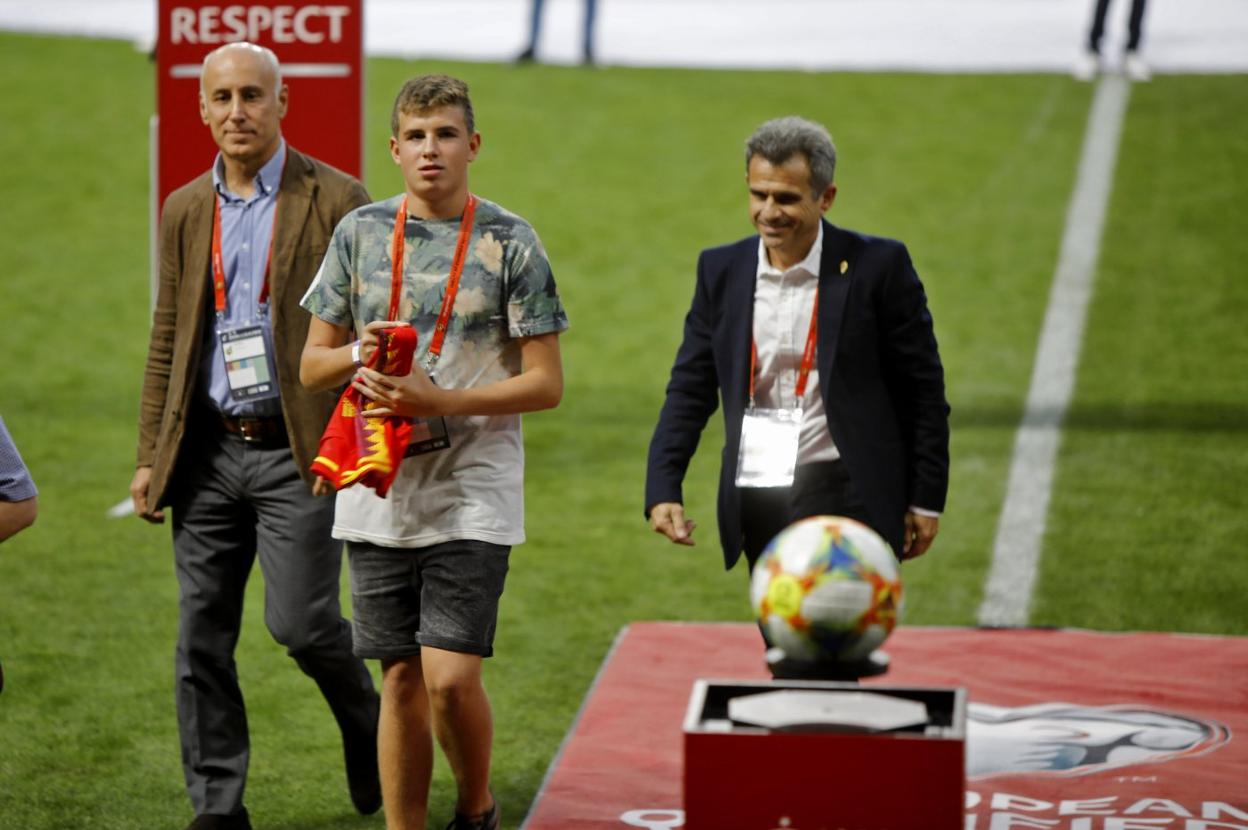 Pablo de Castro, nieto del homenajeado, recibió una camiseta con el '9' de su abuelo. 