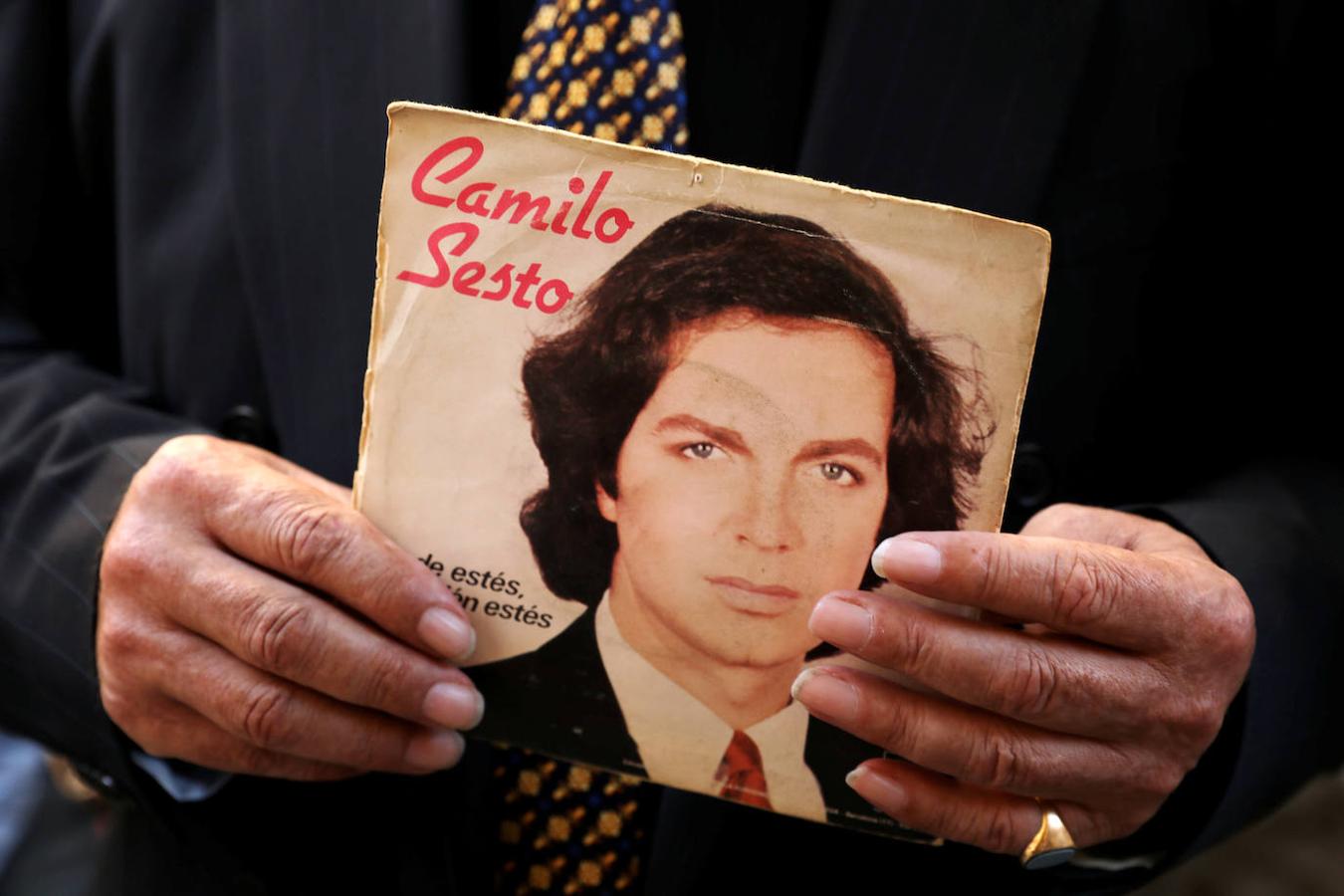 Un fan de Camilo Sesto sostiene un disco del cantante.