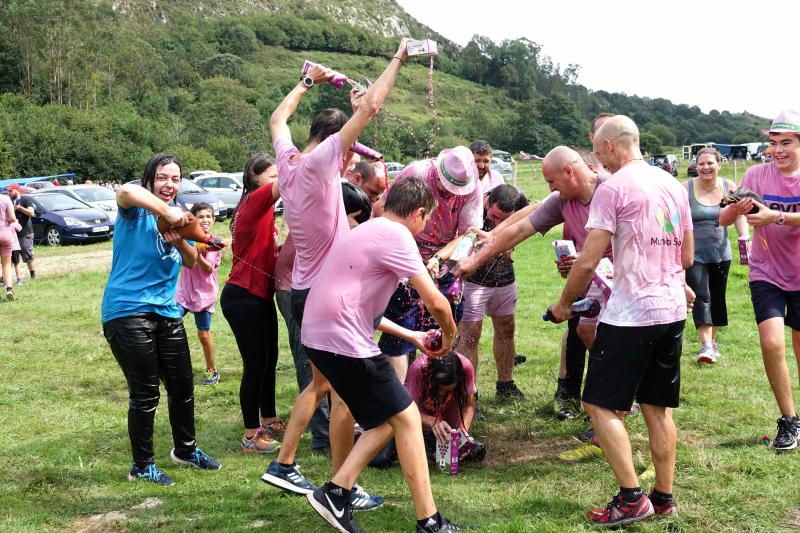 La localidad llanisca de Llamigu ha celebrado este 9 de septiembre el día grande de las fiestas de Nuestra Señora de Loreto y la tradicional guerra del vino ha congregado a un buen número de jóvenes que no han eludido la batalla.