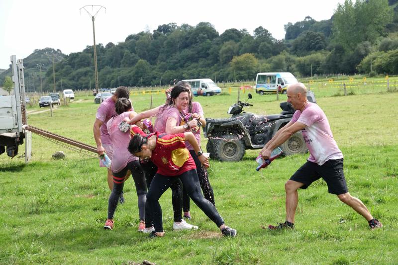 La localidad llanisca de Llamigu ha celebrado este 9 de septiembre el día grande de las fiestas de Nuestra Señora de Loreto y la tradicional guerra del vino ha congregado a un buen número de jóvenes que no han eludido la batalla.