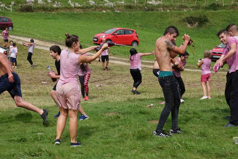 La localidad llanisca de Llamigu ha celebrado este 9 de septiembre el día grande de las fiestas de Nuestra Señora de Loreto y la tradicional guerra del vino ha congregado a un buen número de jóvenes que no han eludido la batalla.