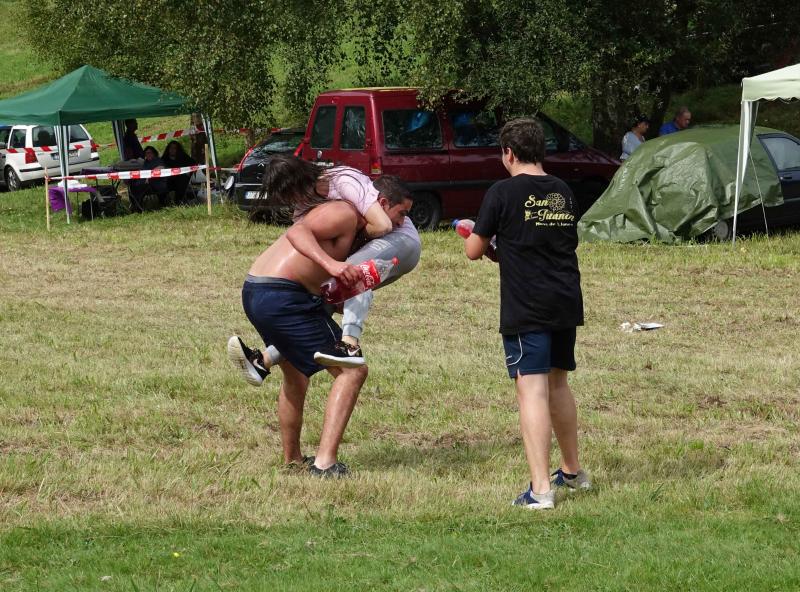 La localidad llanisca de Llamigu ha celebrado este 9 de septiembre el día grande de las fiestas de Nuestra Señora de Loreto y la tradicional guerra del vino ha congregado a un buen número de jóvenes que no han eludido la batalla.