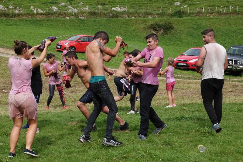 La localidad llanisca de Llamigu ha celebrado este 9 de septiembre el día grande de las fiestas de Nuestra Señora de Loreto y la tradicional guerra del vino ha congregado a un buen número de jóvenes que no han eludido la batalla.