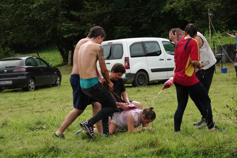 La localidad llanisca de Llamigu ha celebrado este 9 de septiembre el día grande de las fiestas de Nuestra Señora de Loreto y la tradicional guerra del vino ha congregado a un buen número de jóvenes que no han eludido la batalla.