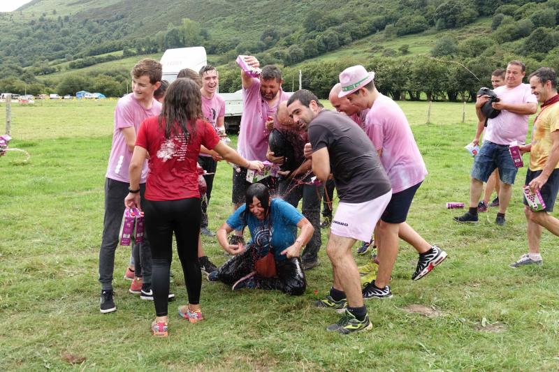 La localidad llanisca de Llamigu ha celebrado este 9 de septiembre el día grande de las fiestas de Nuestra Señora de Loreto y la tradicional guerra del vino ha congregado a un buen número de jóvenes que no han eludido la batalla.