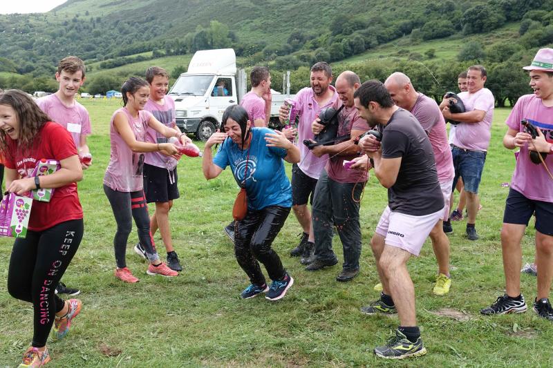La localidad llanisca de Llamigu ha celebrado este 9 de septiembre el día grande de las fiestas de Nuestra Señora de Loreto y la tradicional guerra del vino ha congregado a un buen número de jóvenes que no han eludido la batalla.