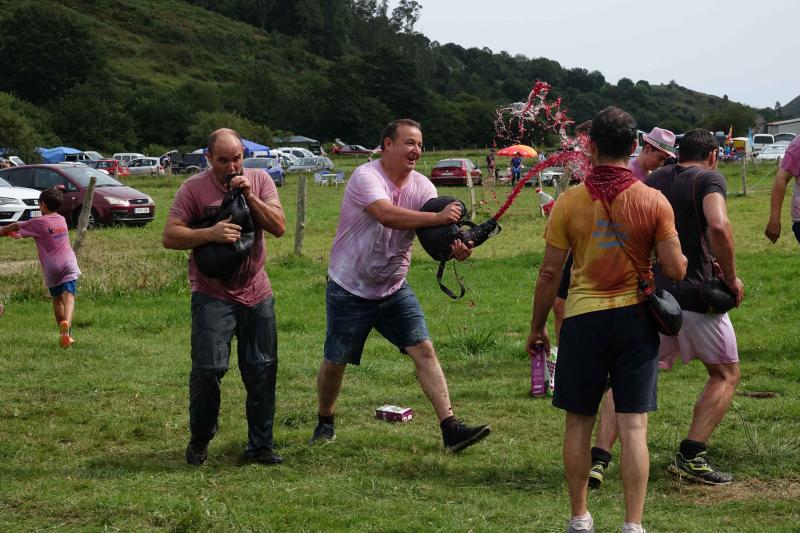 La localidad llanisca de Llamigu ha celebrado este 9 de septiembre el día grande de las fiestas de Nuestra Señora de Loreto y la tradicional guerra del vino ha congregado a un buen número de jóvenes que no han eludido la batalla.